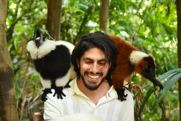 lemur encounter 2 girls.jpg