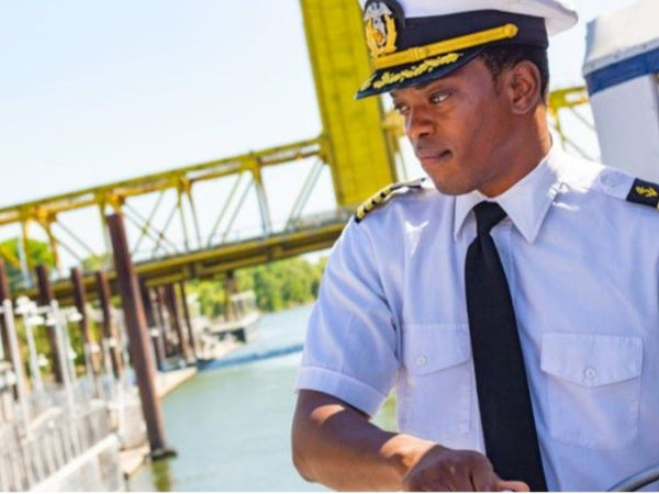 couple laughing on a sights and sip tour of sacramento