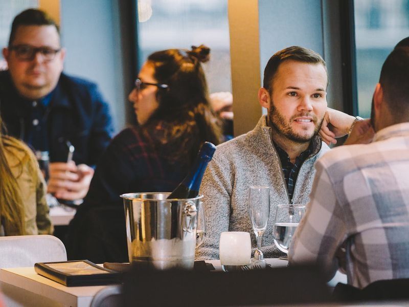 couples-eating-dinner-on-cruise