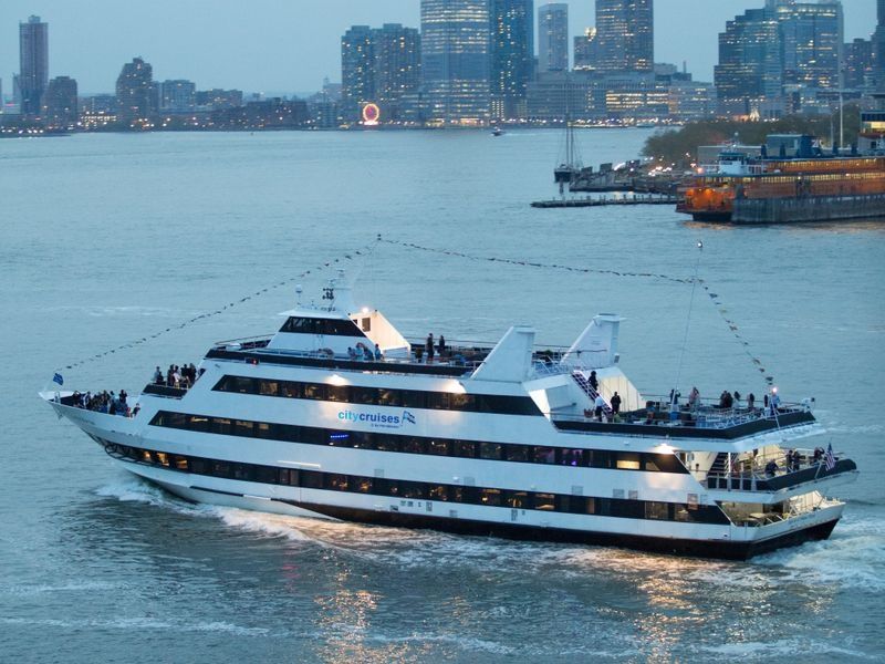 dinner-cruise-boat-in-the-hudson