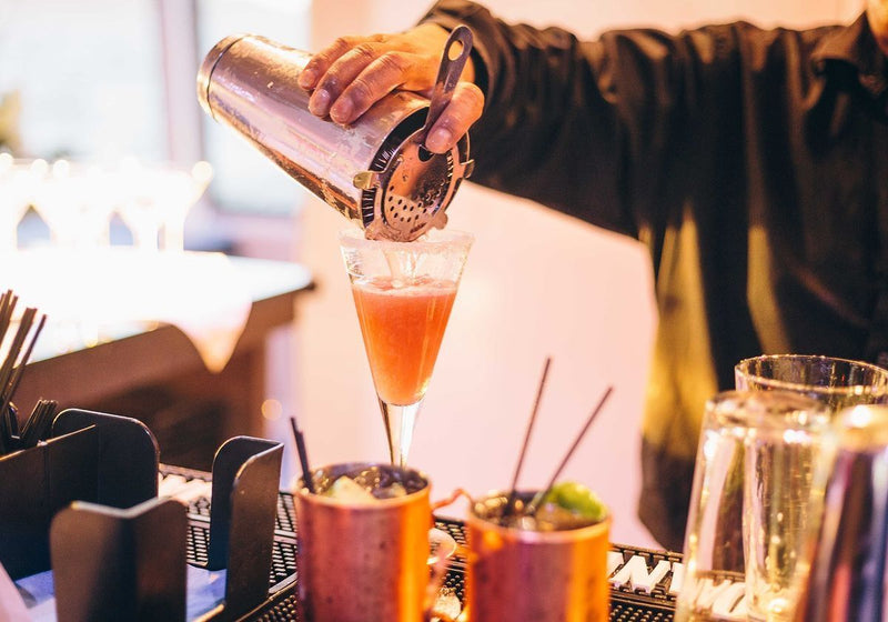 dinner-cruise-for-two-cocktails-being-poured