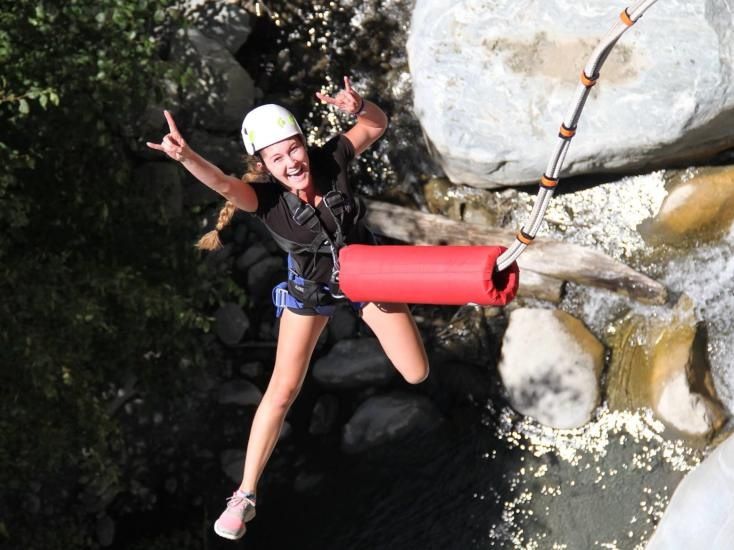 girl-bungee-jumping