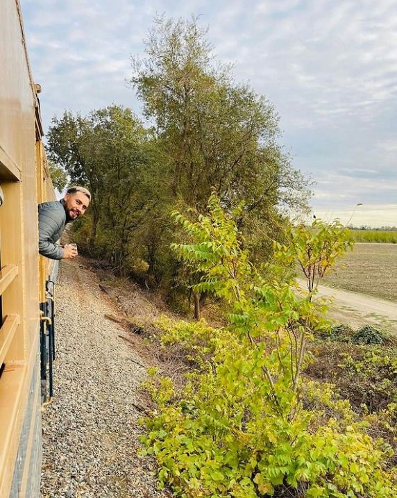 couple on train with drinks