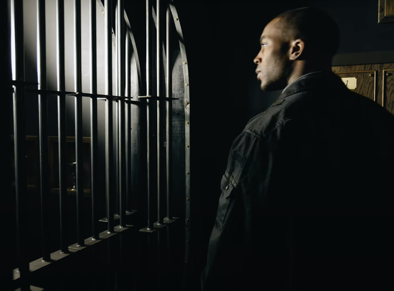 heist-escape-game-man-looking-at-bars