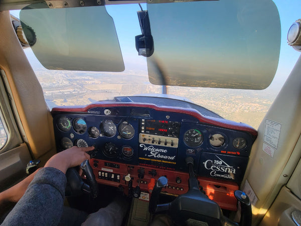 Taking photo from airplane at night