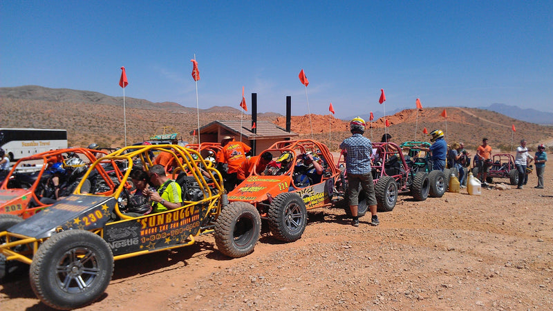 lineup-of-dune-buggies-in-desert