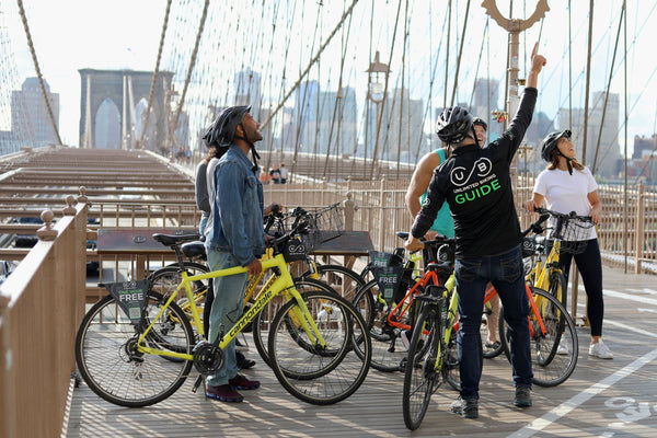 Group-listening-to-guide-brooklyn-bridge