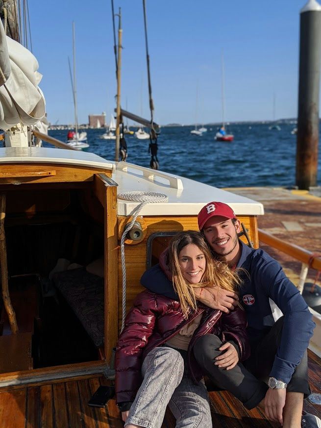 smiling-couple-on-sailboat
