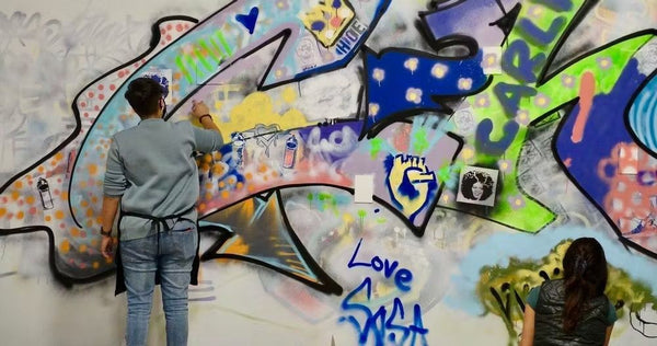 2 people spray painting