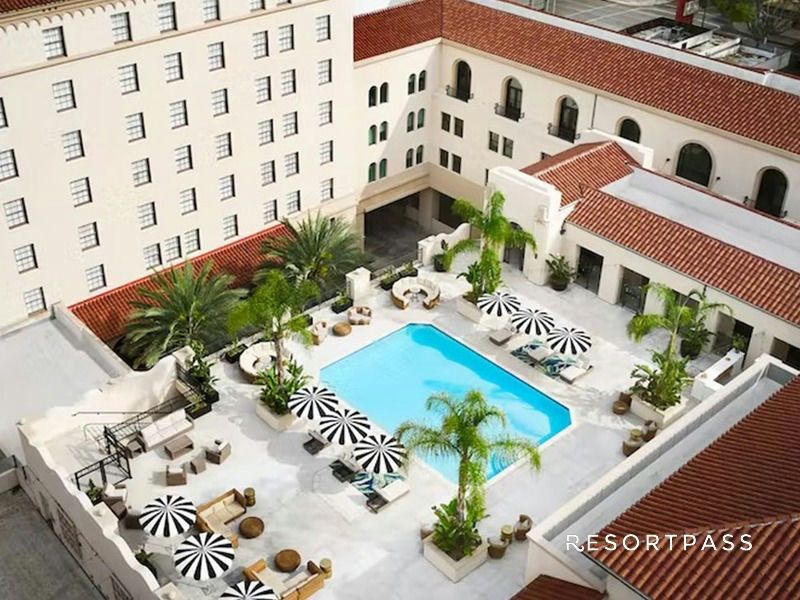 06_day-pool-pass-at-pasadena-hotel-pool_resortpass_white.jpg