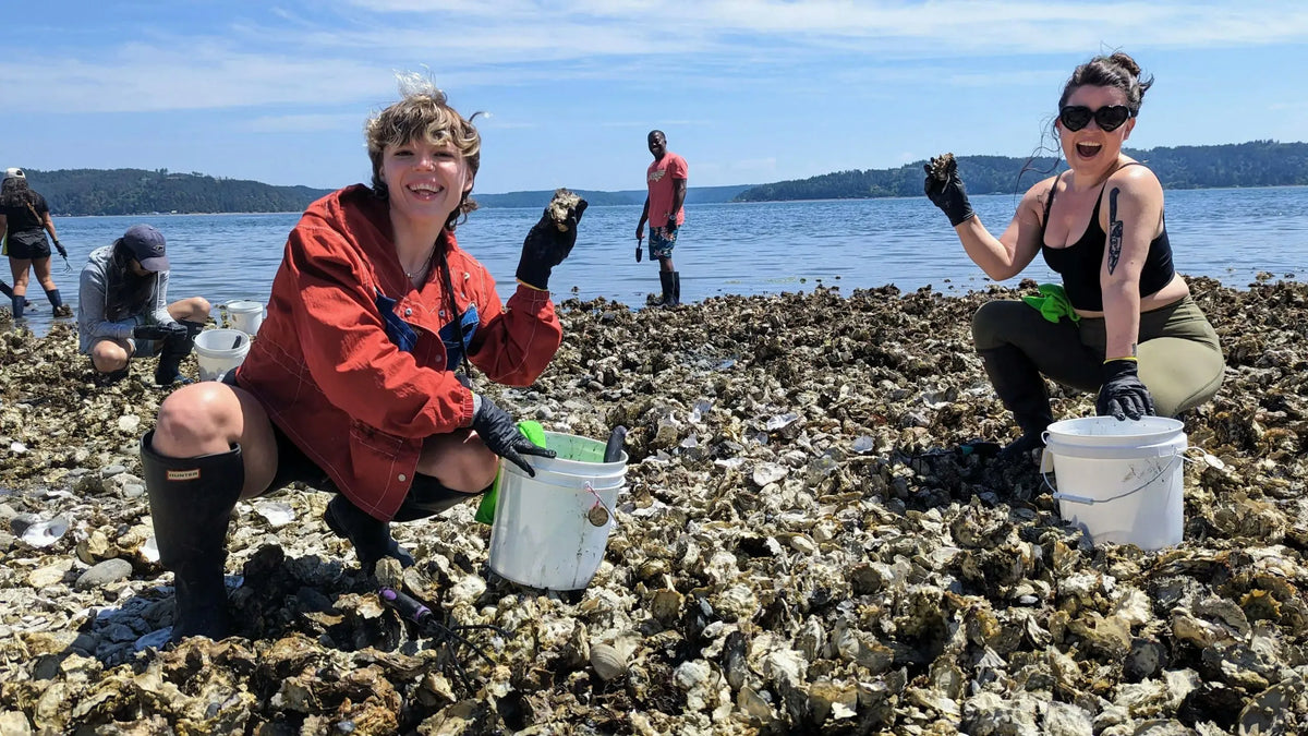 2-girls-shellfishing