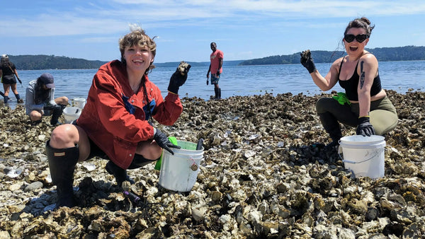 2-girls-shellfishing