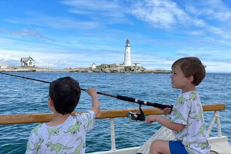 2-kids-fishing