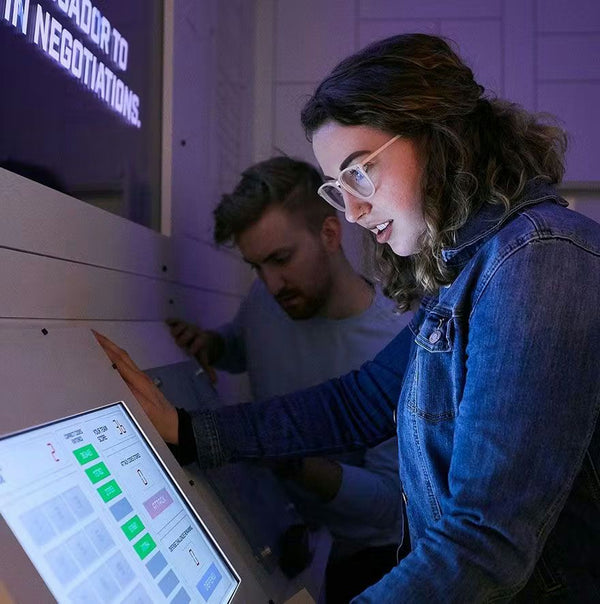 2 people looking at screen