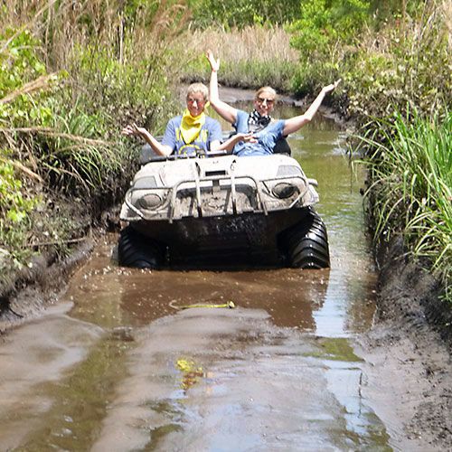 2-women-stuck-in-mud