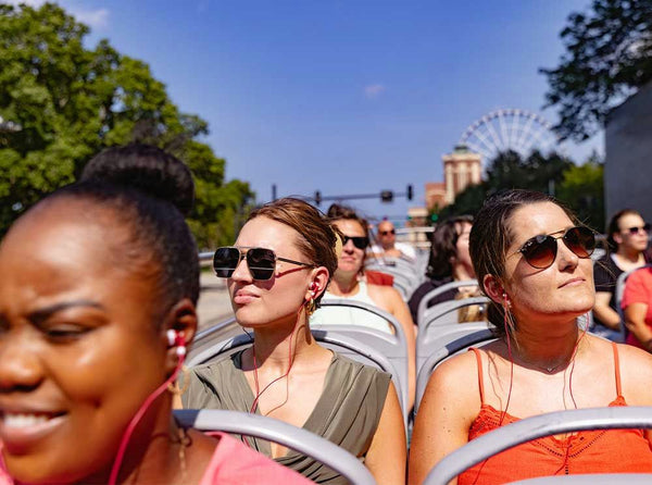 7-big-bus-tours-in-chicago-near-chicago-theatre.jpg