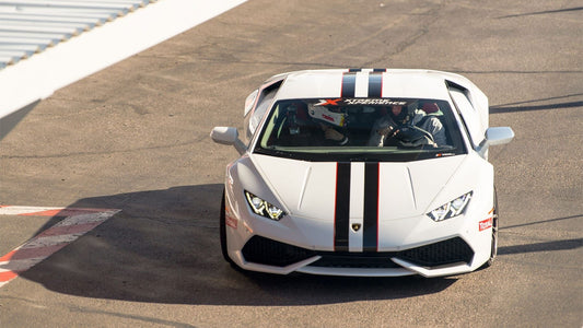 Lamborghini-Huracan-driving on track