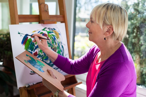 art-jamz-woman-painting-easel.jpg