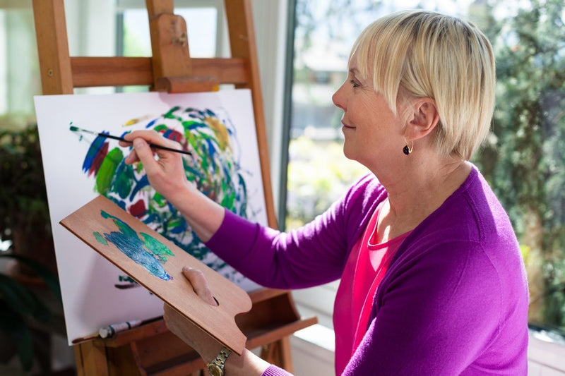 art-jamz-woman-painting-easel.jpg
