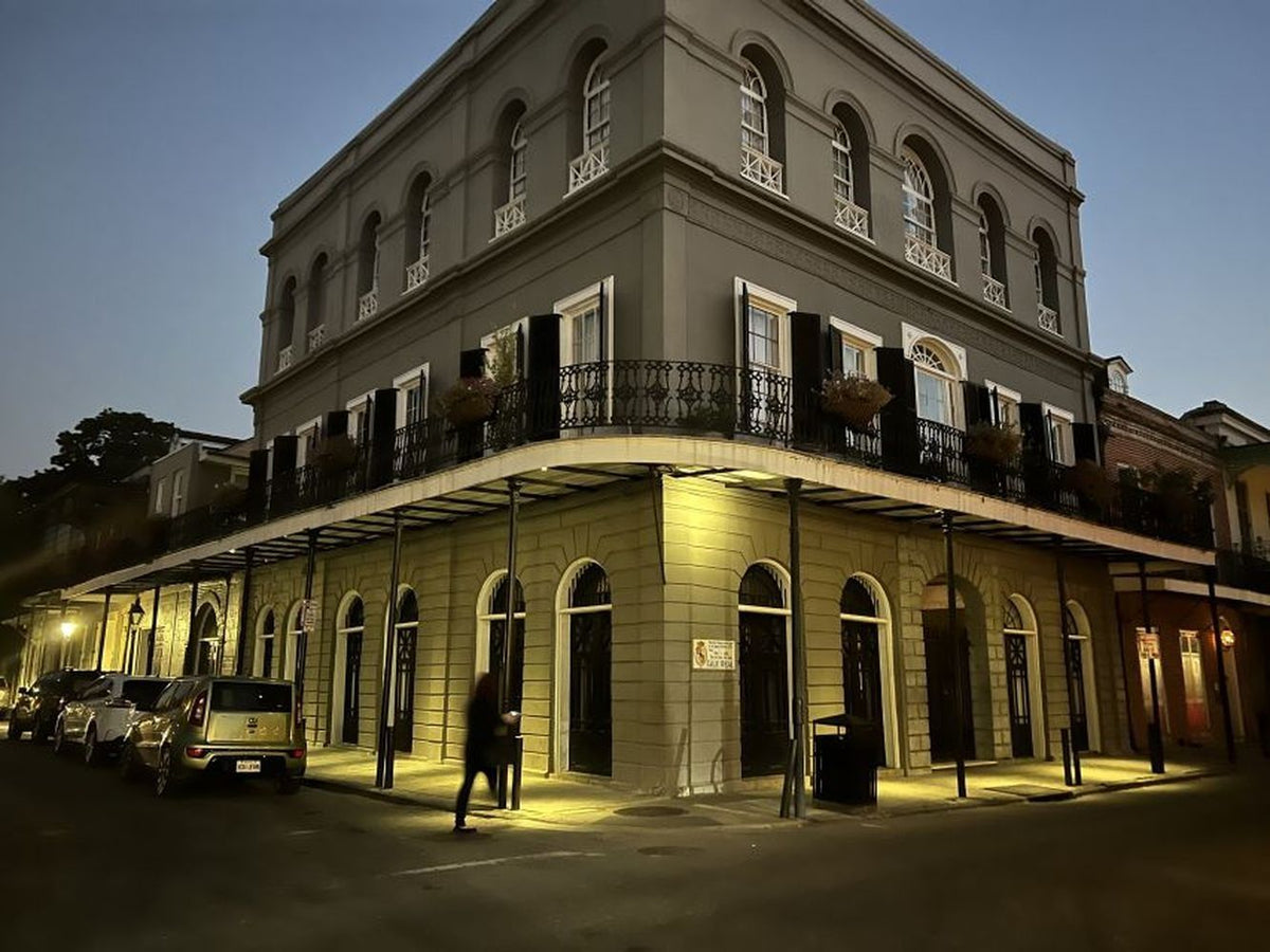 building-at-night-in-new-orleans-jpg
