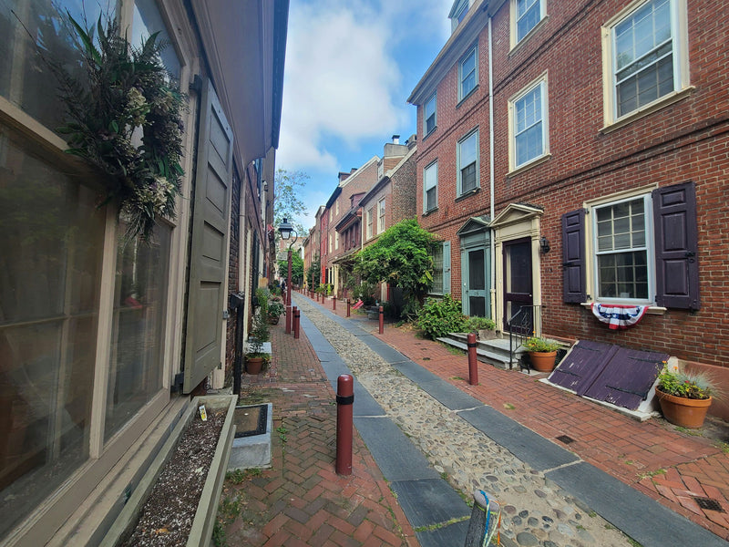 colonial-philadelphia-small-group-tour-old-city-street.jpg