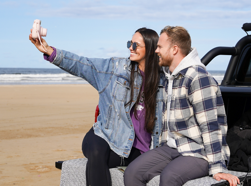 couple-beach-selfie