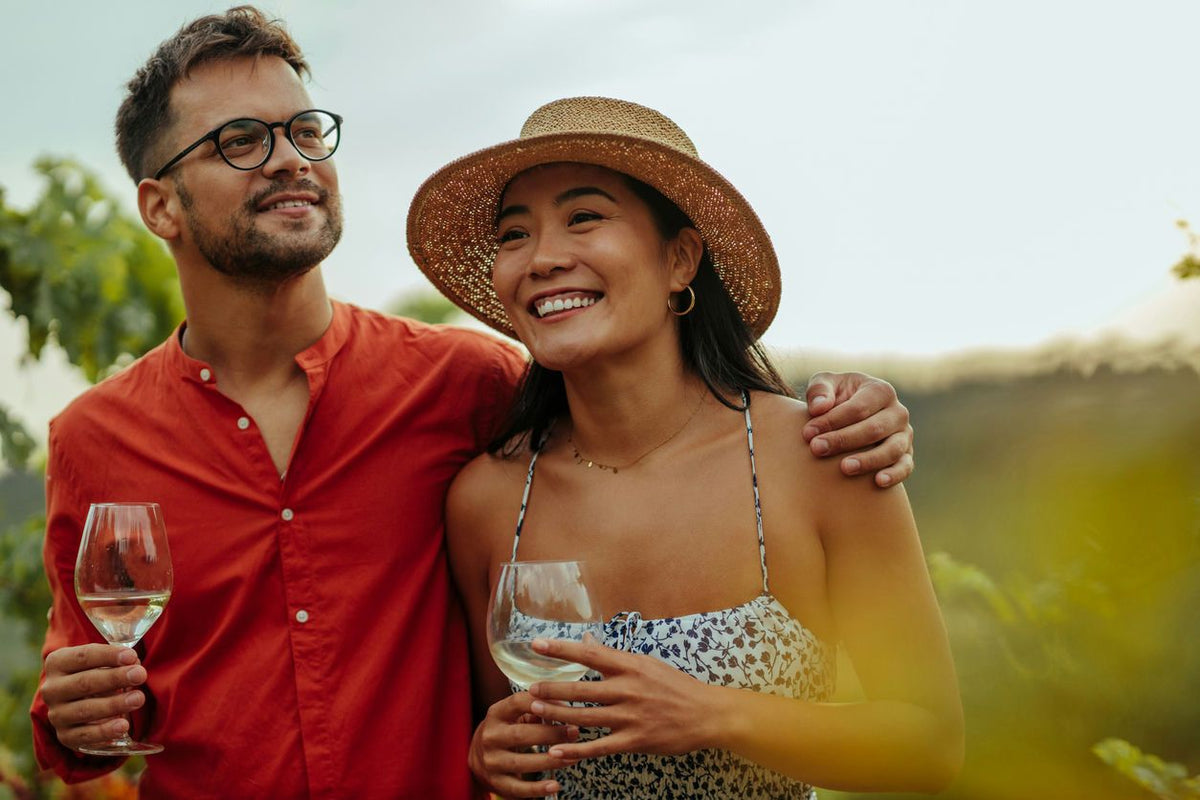 couple-drinking-wine