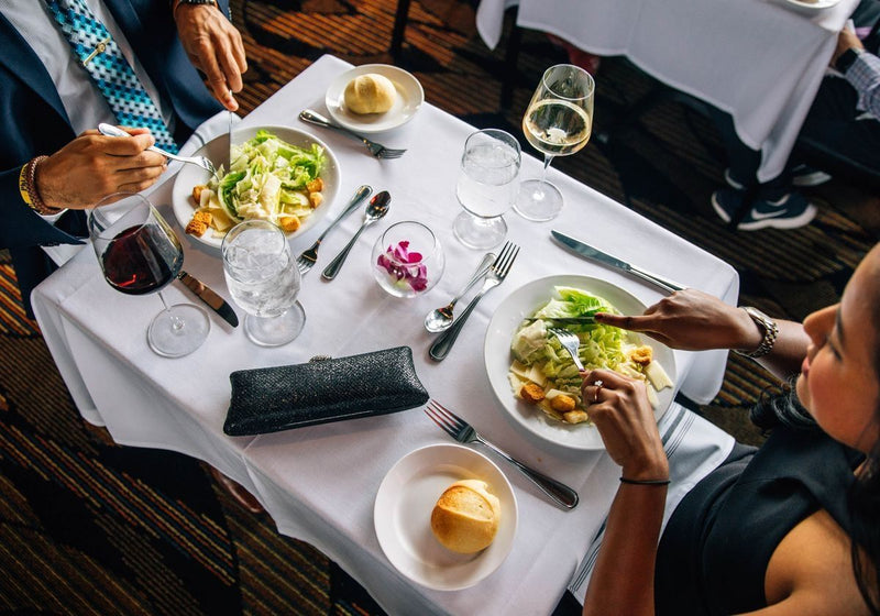 couple-eating-salads-on-lake-michigan-dinner-cruise