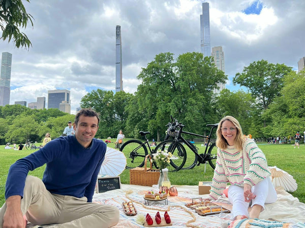 couple having a central park picnic