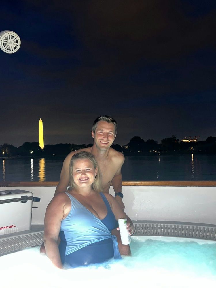 couple-in-dc-hot-tub