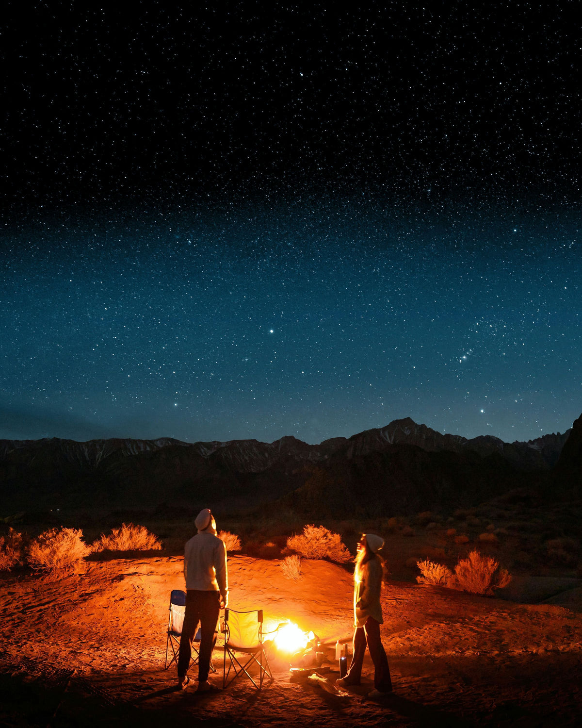 couple-looking-at-the-stars