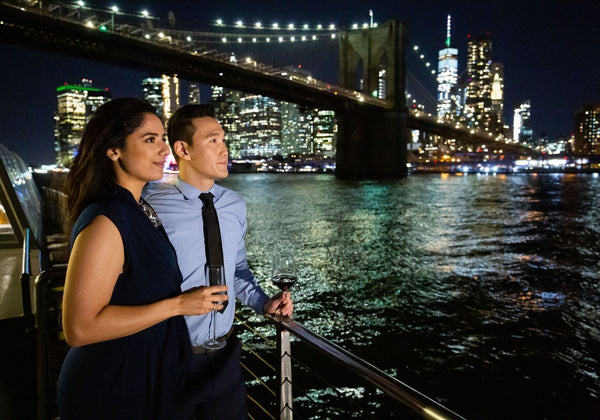 couple-on-deck-of-dinner-cruise-with-new-york-skyline