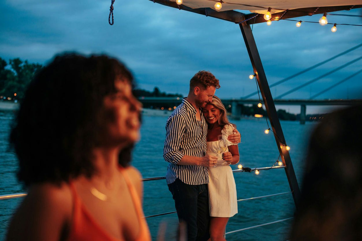 couple-on-dinner-cruise