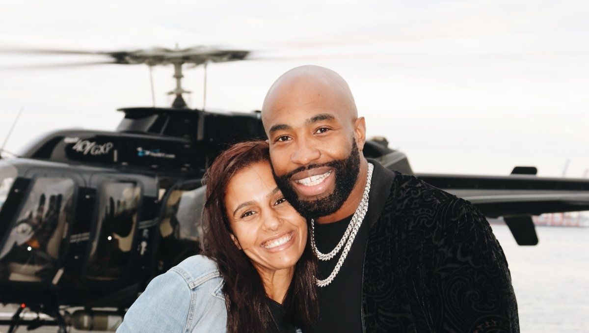 couple-smiling-in-front-of-helicopter-heliny