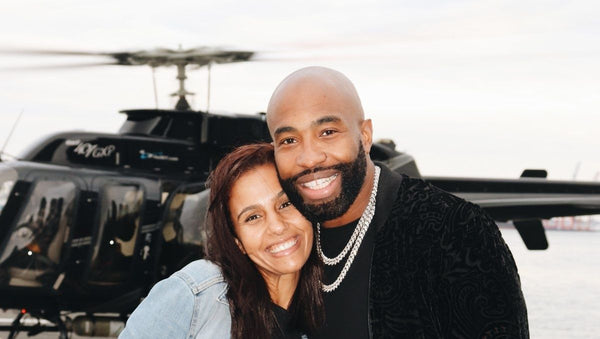 couple-smiling-in-front-of-helicopter-heliny