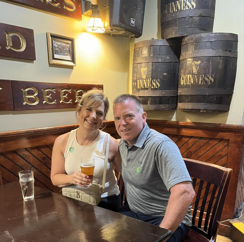 couple-with-beers