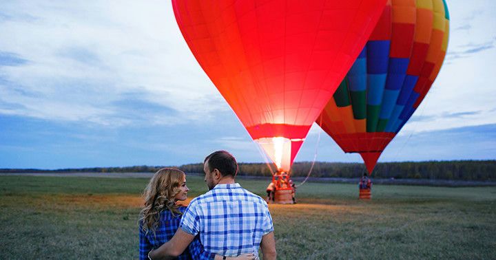 couple-with-hot-air-balloons-jpeg