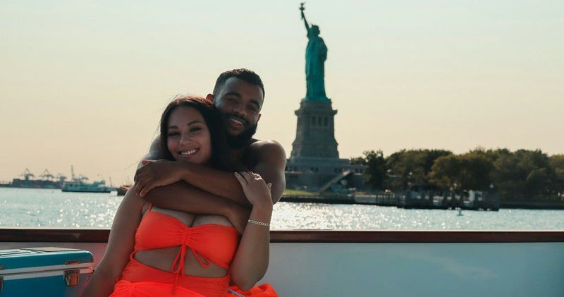 couple-with-statue-of-liberty