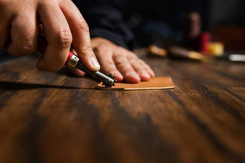 cutting-leather-for-wallet