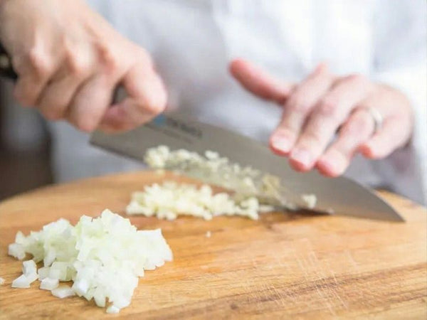 Cutting onion.jpg