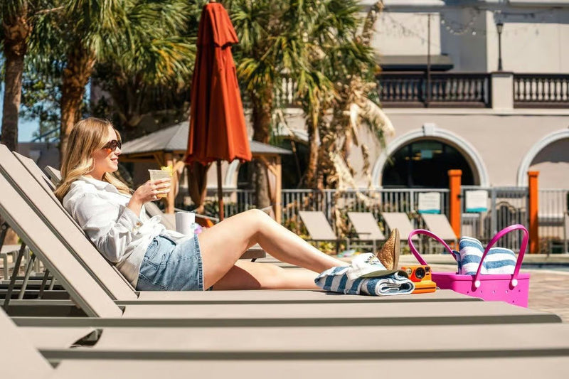 DoubleTreebyHiltonOrlandoThemeParkResort_poolloungers2.jpeg