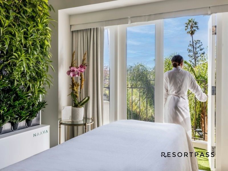 four-seasons-beverly-hills-de-stress-massage-de-stress-massage-hero-logo.jpg