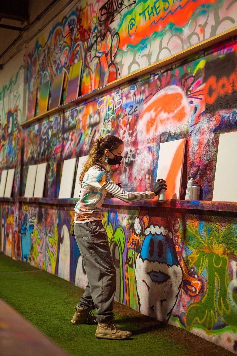 girl-spray-painting-wall