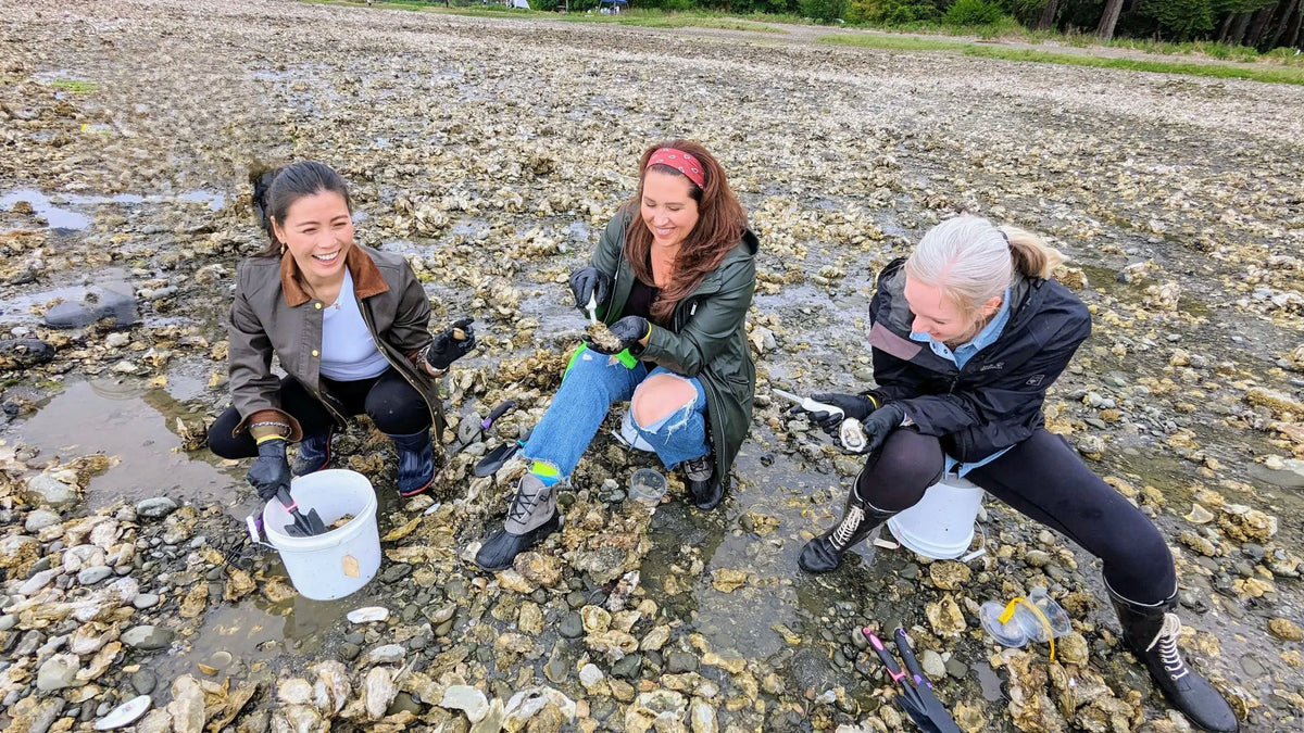 girls-laughing-shucking