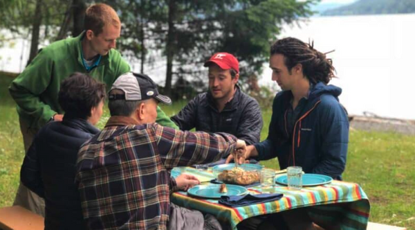 group-eating-lunch