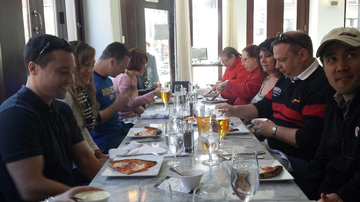group-eating-pizzas