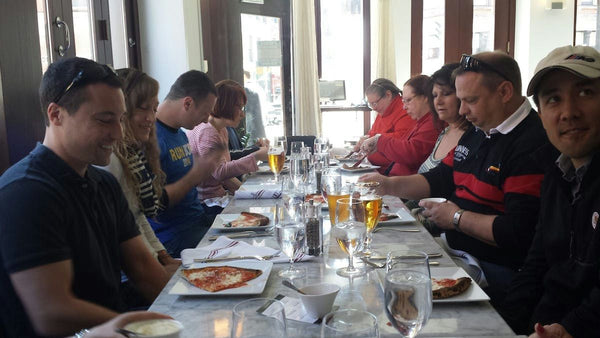 group-eating-pizzas