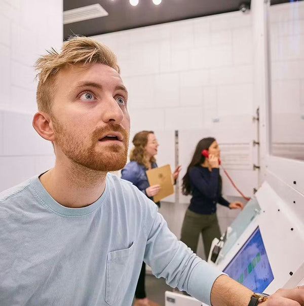 2 people looking at screen