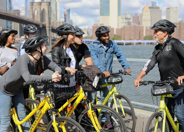 Group-listening-to-guide-brooklyn-bridge