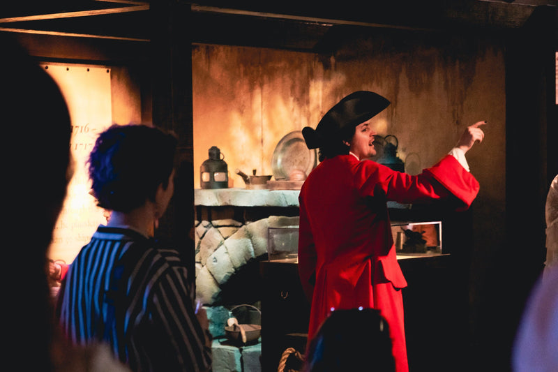 guide-acting-as-pirate